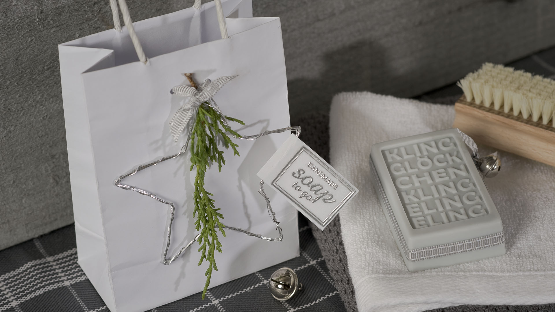 Ideen mit Seife für Weihnachten: Klingelingeling | Graues Seifenstück mit toller Prägung und Anhänger mit BUTTERER STEMPEL Handmade soap to go