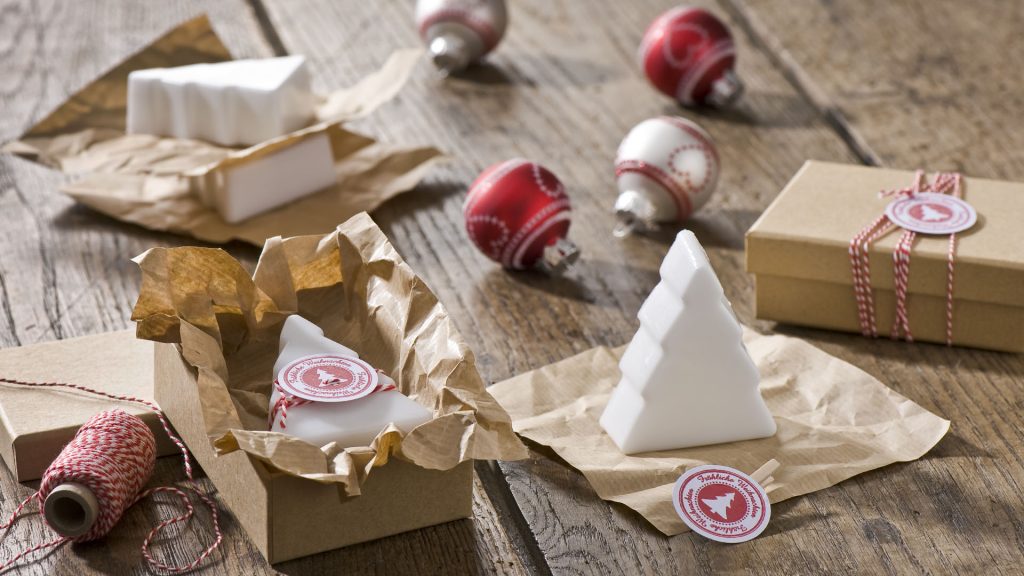 Ideen mit Seife für Weihnachten: Oh Tannenbaum | Weiße Seifen in Form von Tannenbäumen puristisch verpackt in Pappschachteln und herrlich duftend
