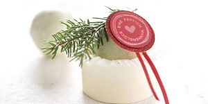 Ideen mit Badekugeln für Weihnachten: Eine Portion Wannenglück | Ein kleines Geschenk in Weihnachtsfarben - trendy und schäumend