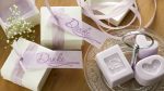 Ideen mit Seife: Message in a box | Kleine Seifen in zartem Lila mit Rosen und Herzen als Dankesgeschenke