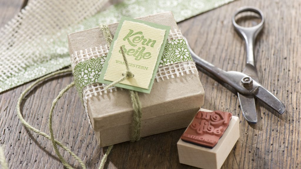 Ideen mit Seife: Kernseife war gestern | Eine passende Verpackung für das selbstgemachte Seifenstück in Pappe, Jute und Olivgrün