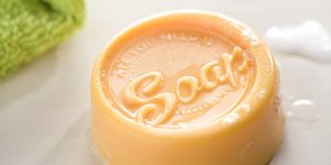 Ideen mit Seife: All you need is soap | Pflegeseife in sanftem Orange mit Wortwitz