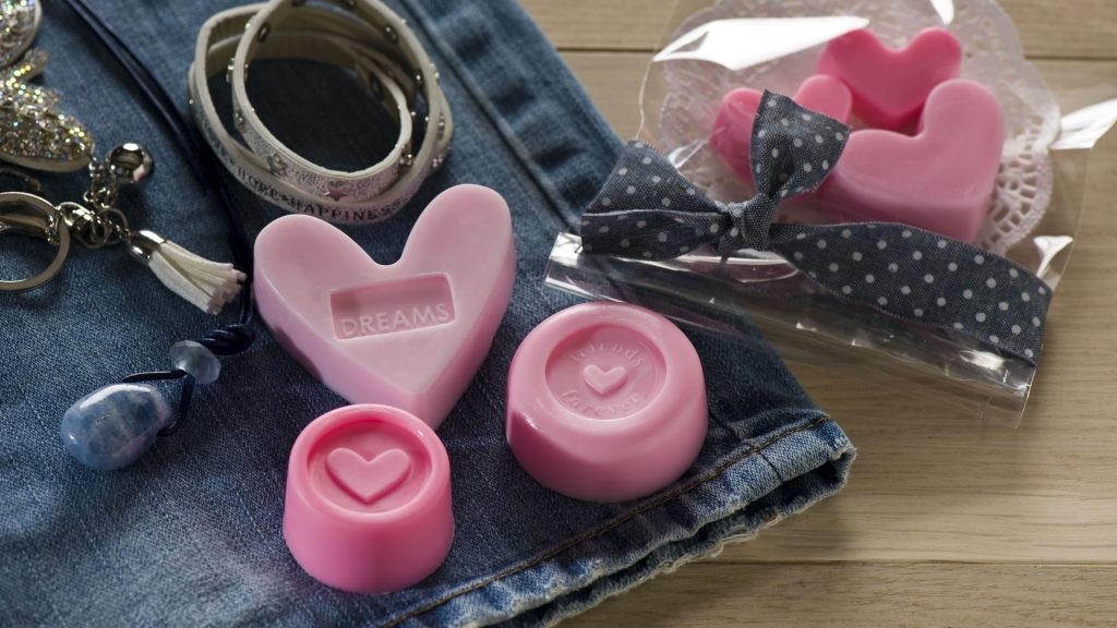Ideen mit Seife: Girls, Girls, Girls | Selbstgemachte kleine Seifen in Rosa mit Herz für beste Freundinnen