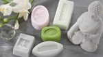 Ideen mit Seife: Wunderschöne Seifenstücke in Grau, zartem Rosa und Oliv zum Wohlfühlen